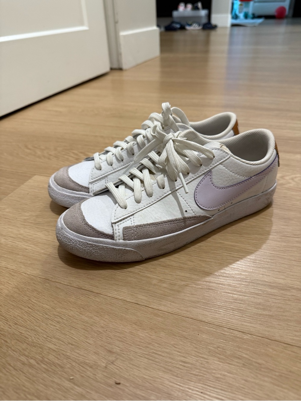 Nike Kids White Sneakers with Light Purple Swoosh and Beige Accents